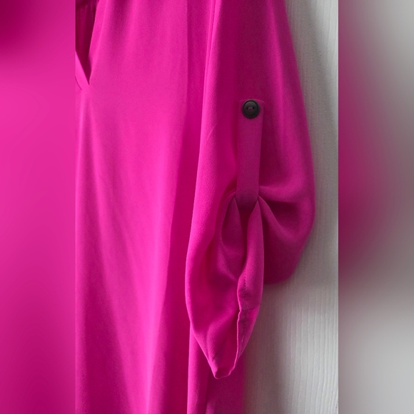 Gibson Latimer V-Neck Roll-Tab Tunic in Fuchsia Size M - Picture 5 of 12